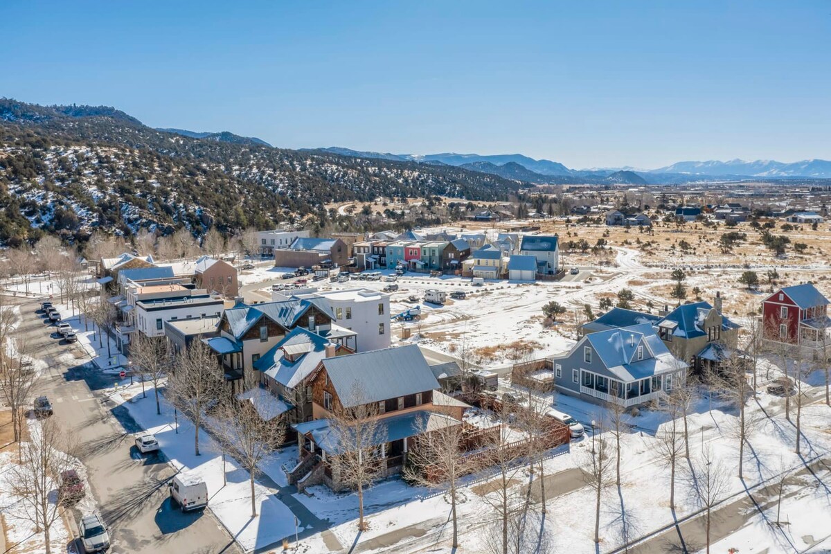 Nestled in Nature's Embrace: Your Rental Boasts a Breathtaking View of Lush Trees, Majestic Mountains, and a Serenely Beautiful Neighborhood. Pure Magic!