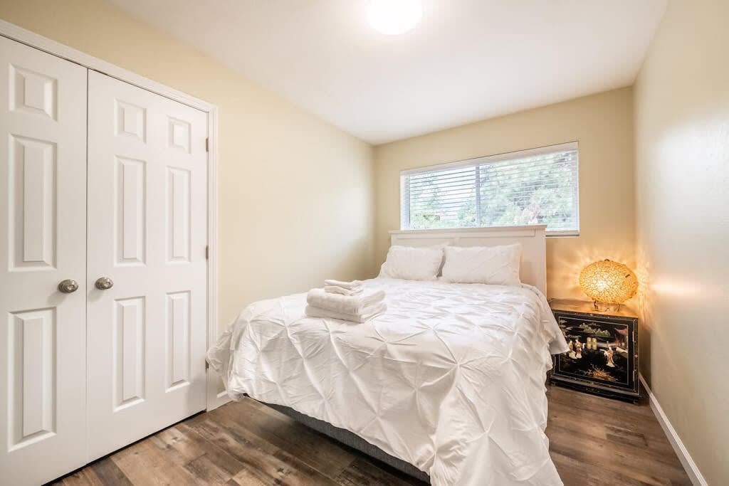 Get a great night's rest in the ultra comfortable Queen bedroom!