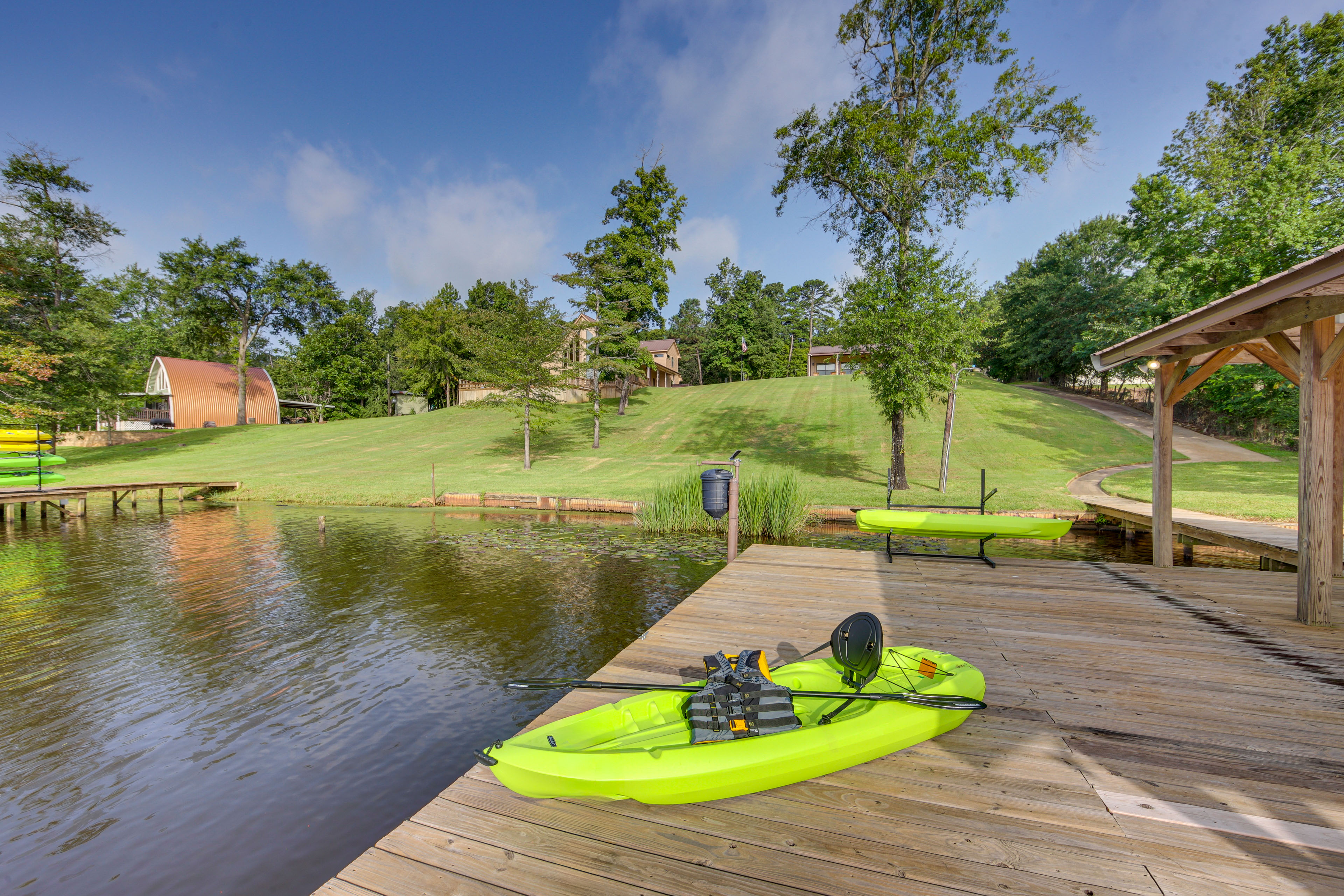 Quiet Lake Gladewater Getaway w/ Dock & Kayaks!