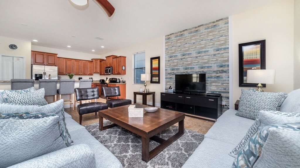 Living Room (Angle)
42" TV