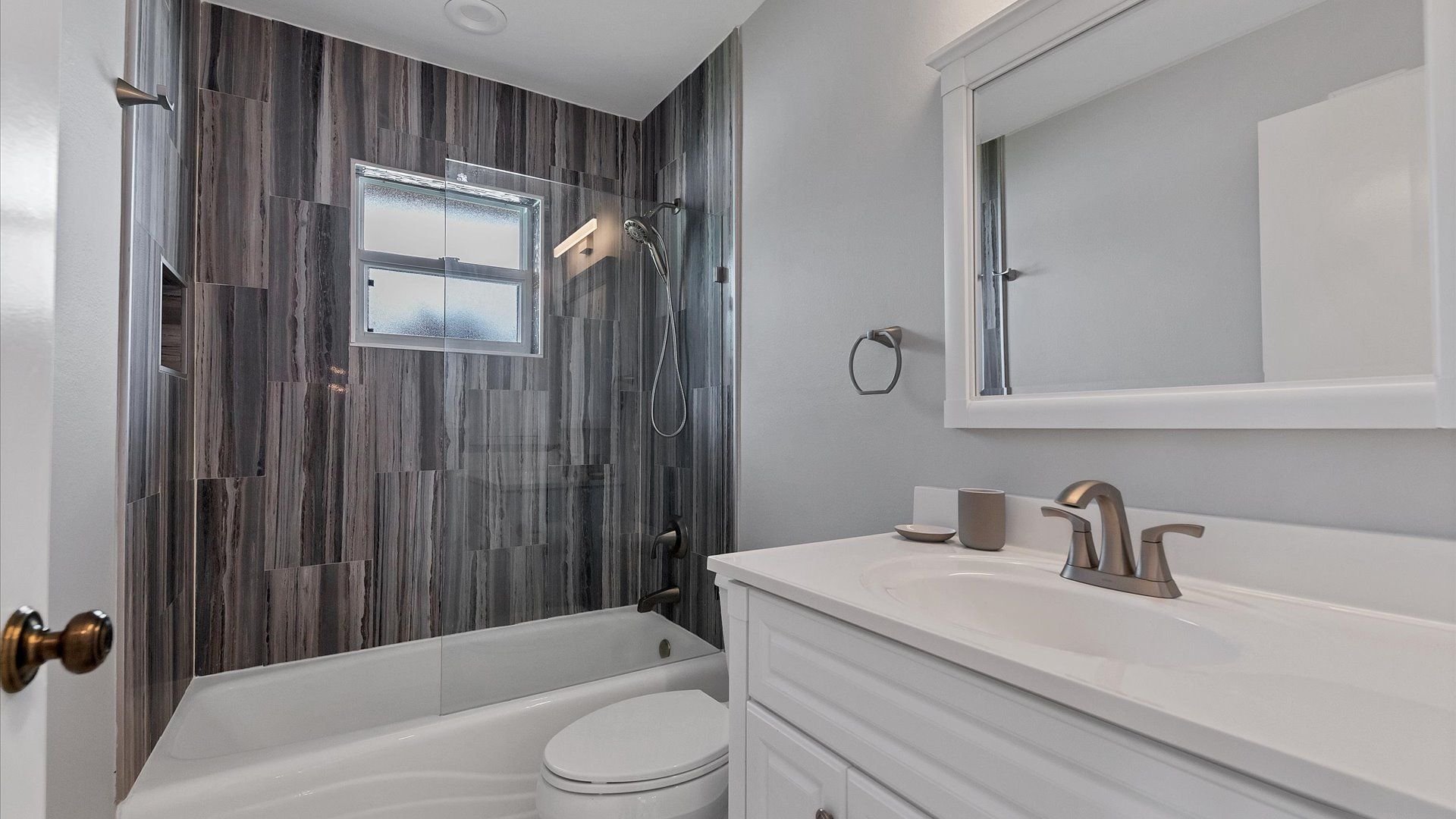 Guest bathroom with shower/tub combo