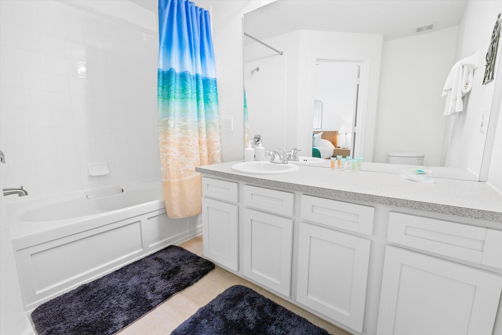 Master King Bathroom 1, Upstairs
Tub/Shower Combo