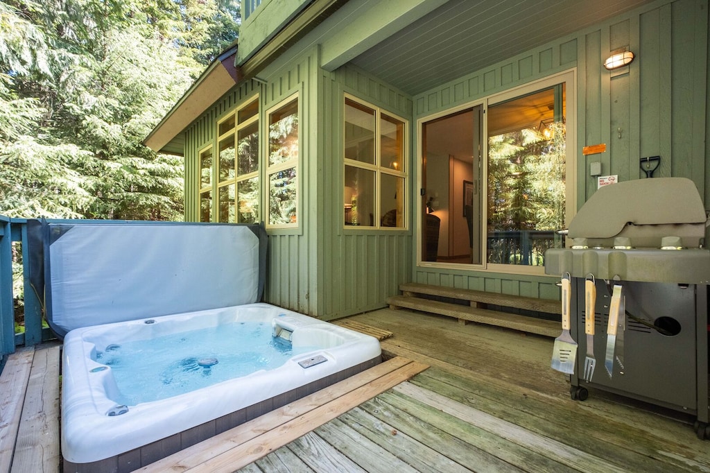 Back patio: Built in hot tub & BBQ