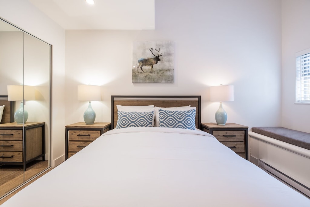 Primary bedroom: Queen bed