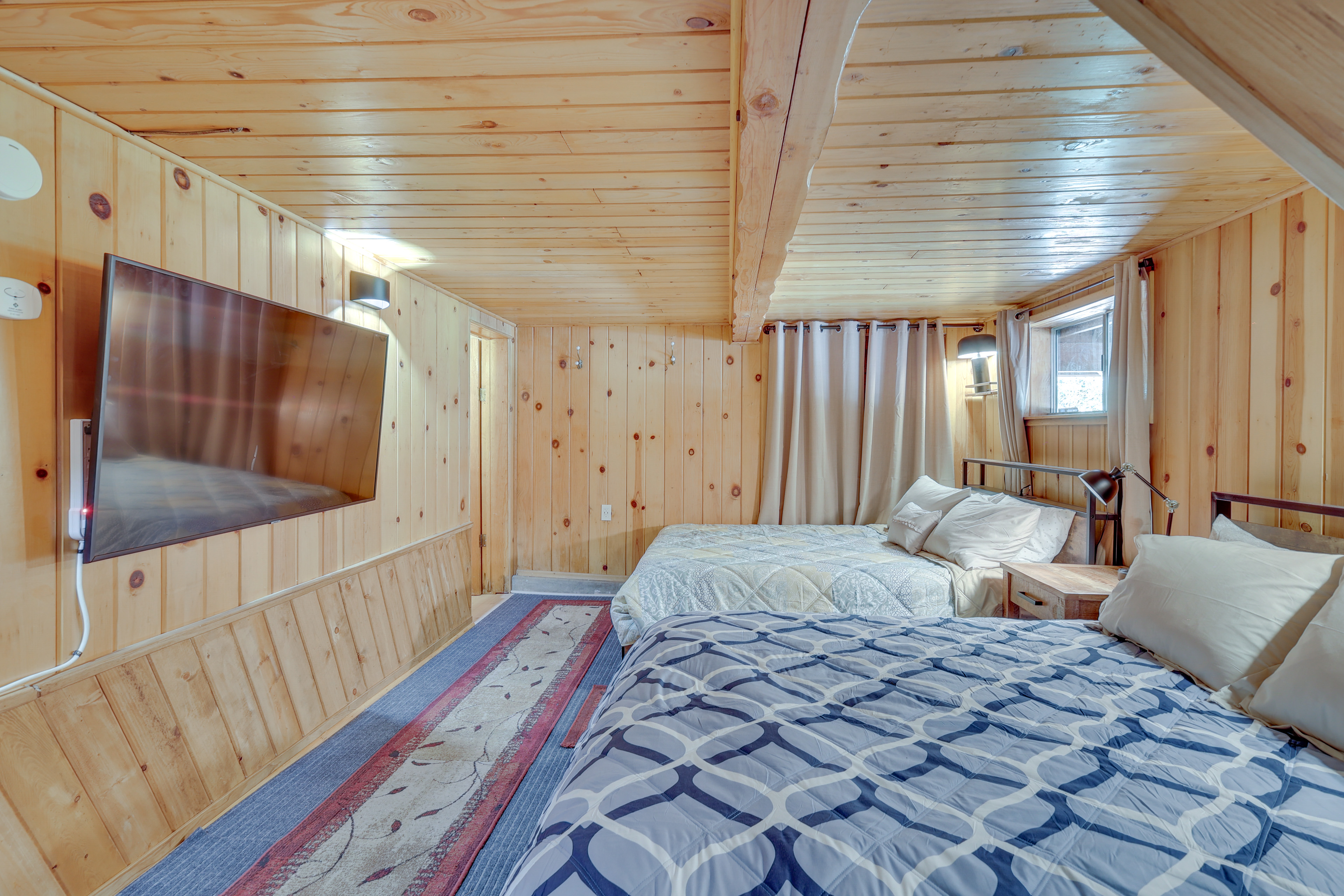 Peaceful Wooden Cabin, 2 Mi to Bass Lake!