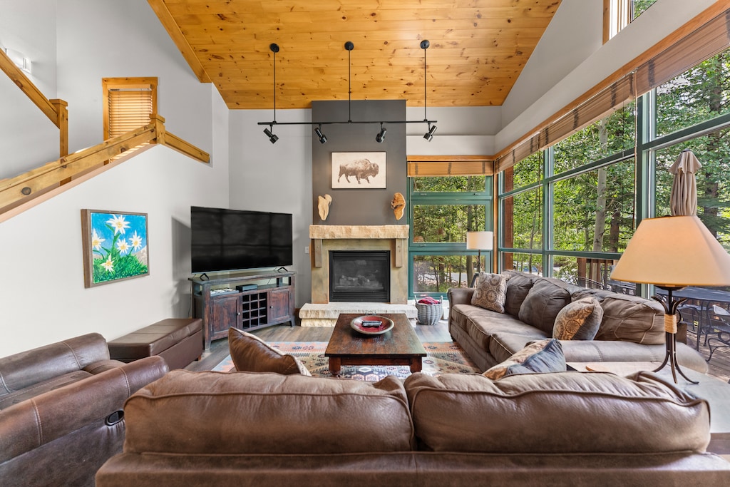 Living room with gas fireplace and flatscreen TV.