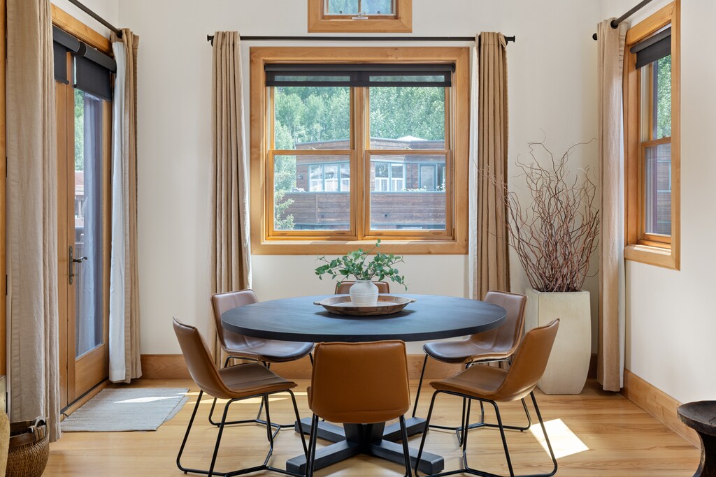 Updated dining area with seating for 6