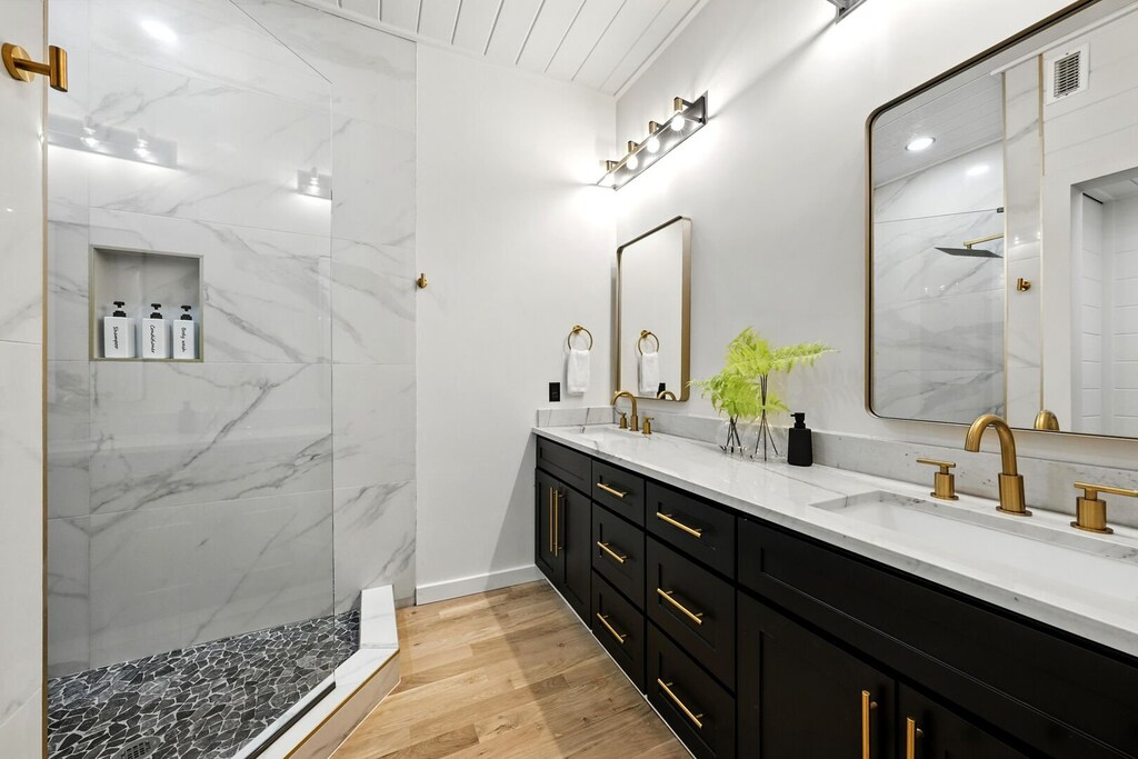 Ensuite bath for bed 1