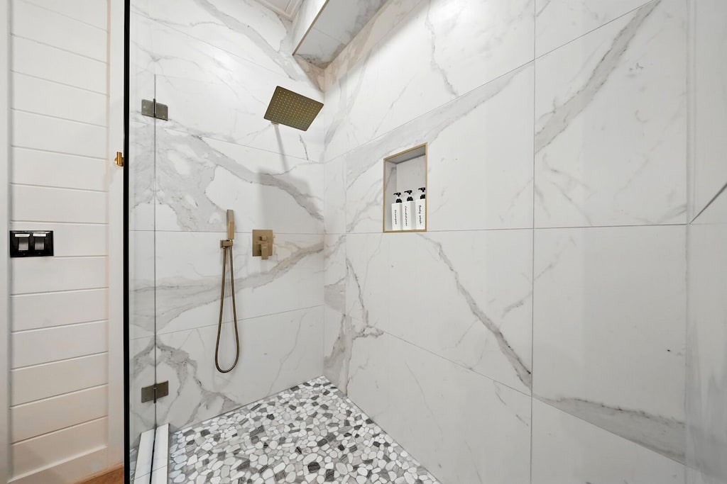 Full size stand up shower