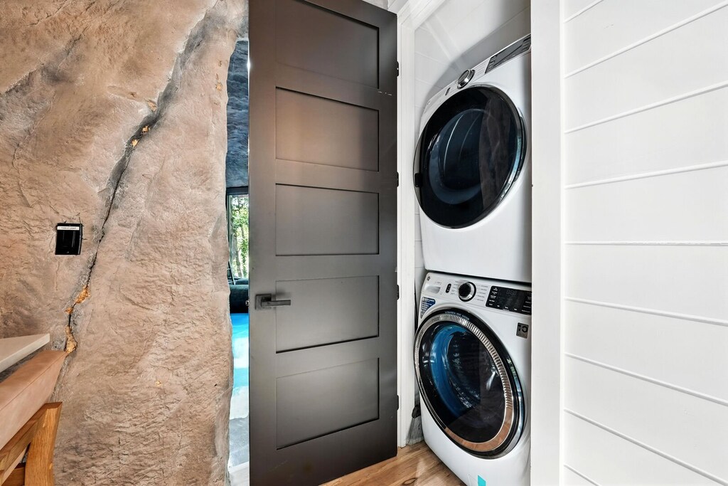 Washer/dryer downstairs