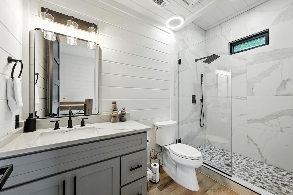 Full bath to bunk room in hallway