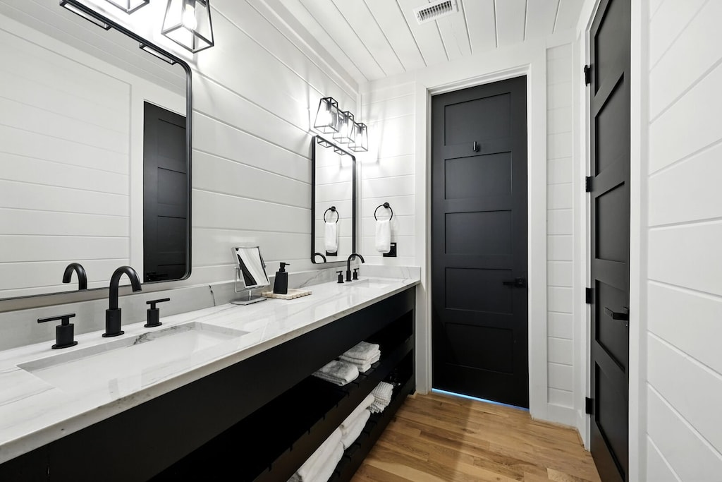 Shared full bath to bedrooms 3 & 4 upstairs