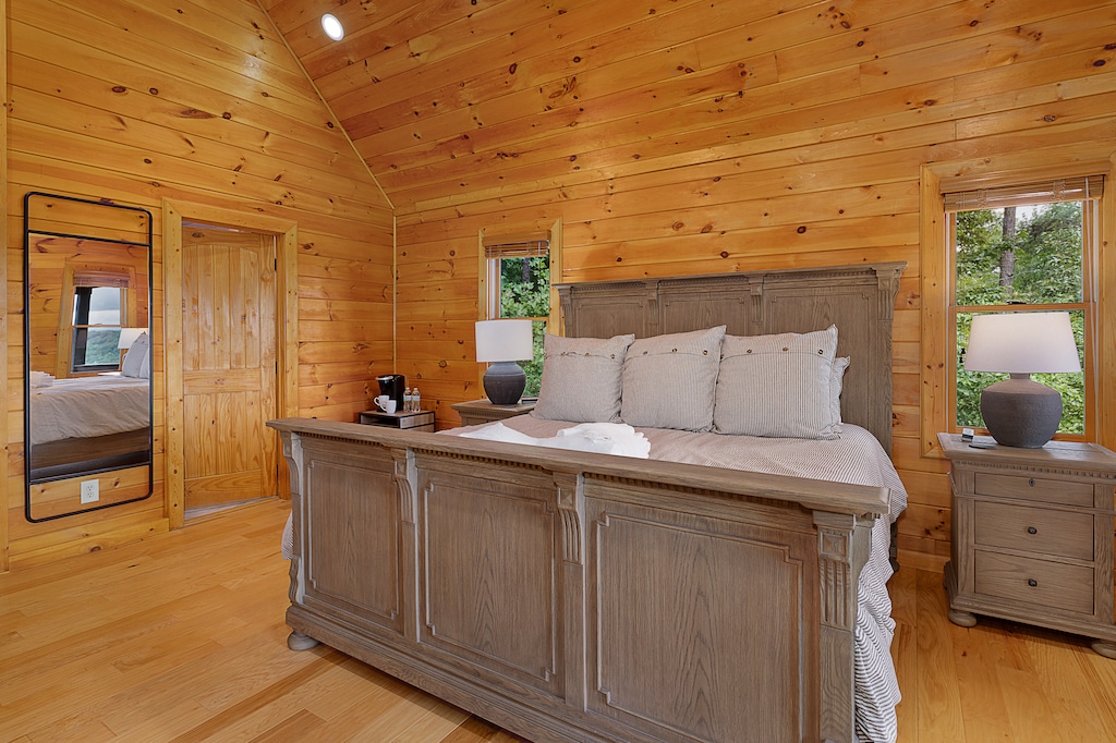 On the Horizon - Upper Level Primary King Bedroom