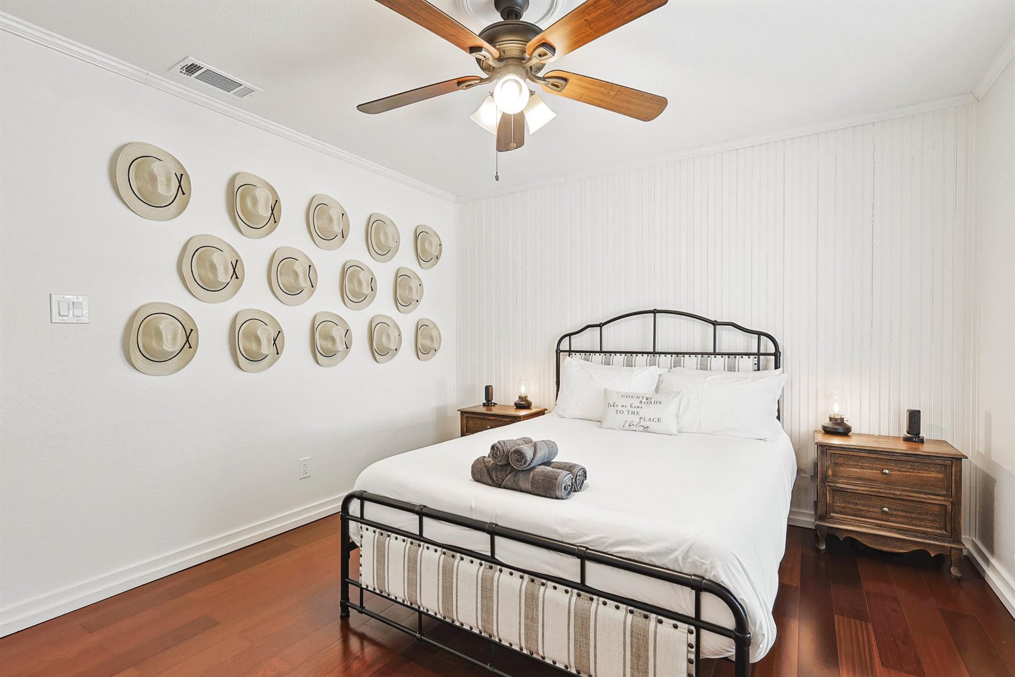 If you’re a fan of country roads and cowboy hats like we are, this exquisite bedroom is the one for you with its unique décor and plush queen bed.