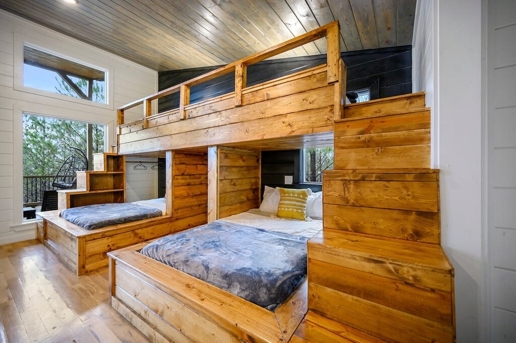 Two sets of twin-over-full bunk beds comfortably sleeps 4-6 guests