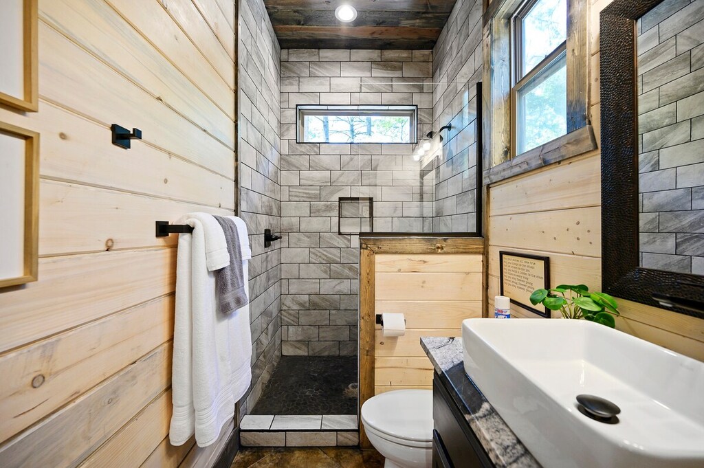 1st master bathroom with all the creature comforts.