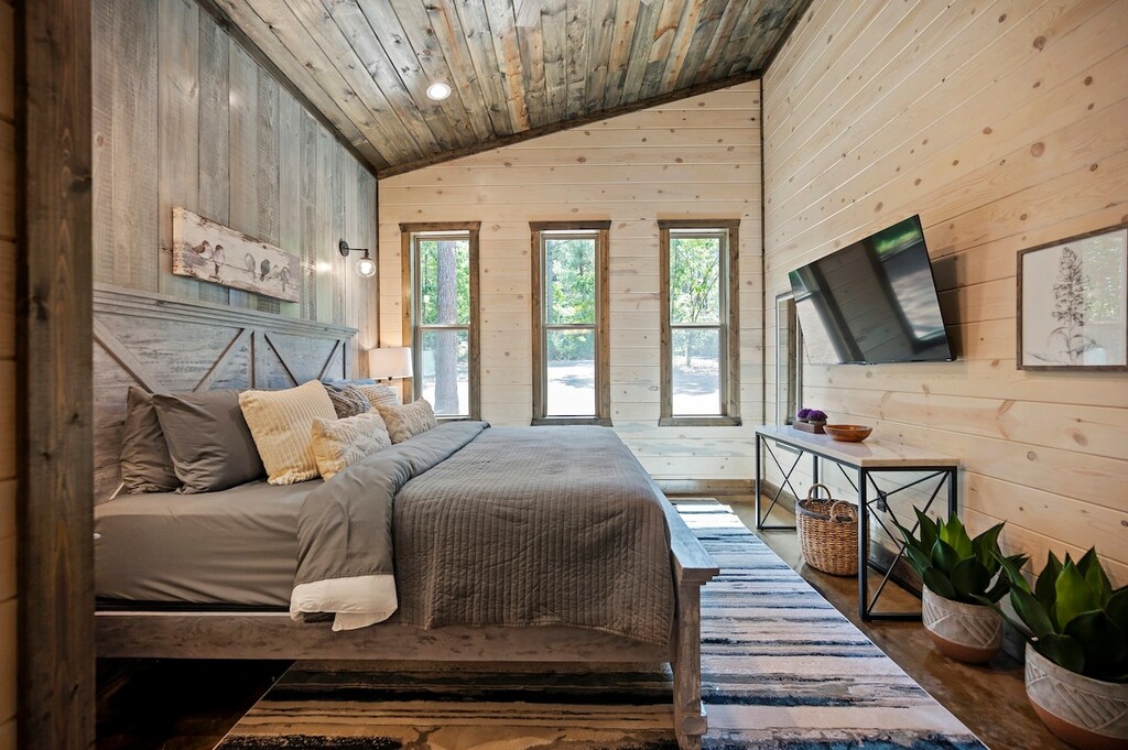 Plenty of privacy in the 2nd master bedroom.