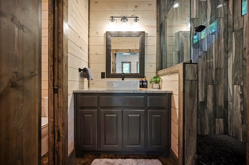 Private bathroom #2.