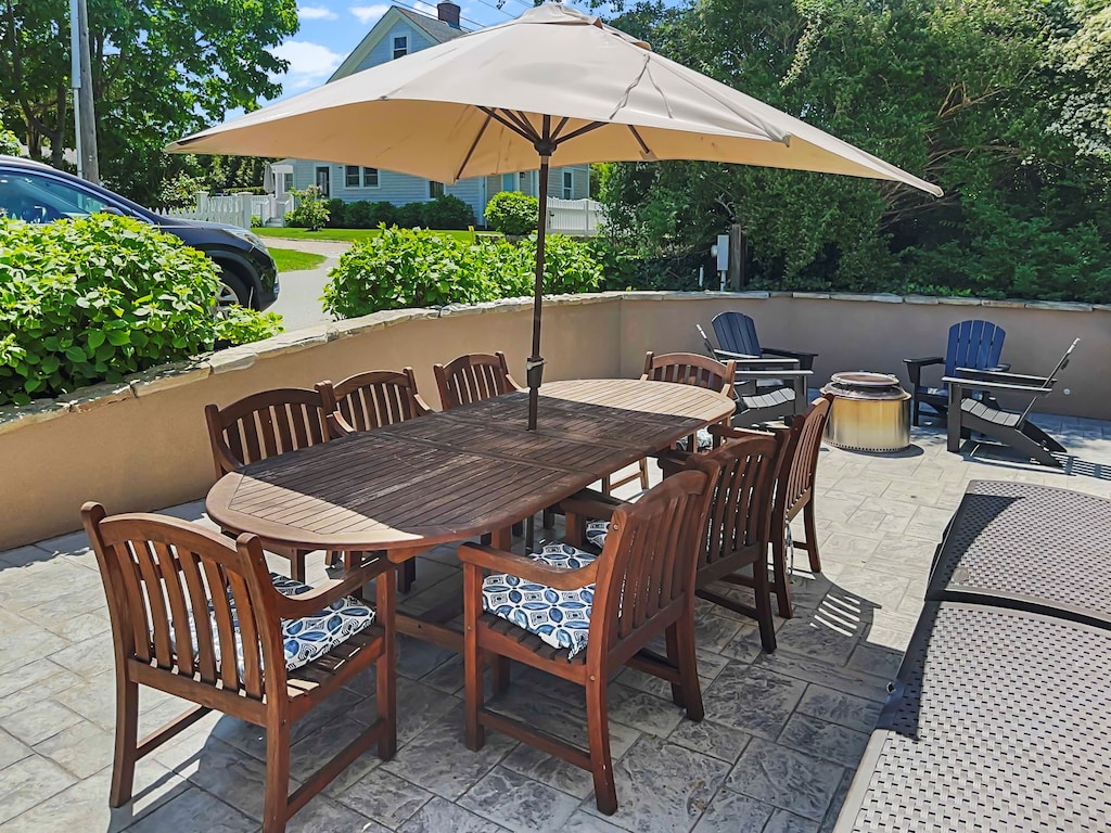 Outdoor dining space on the side patio - 14 Hallett Lane Chatham Cape Cod - Sand Simeon
