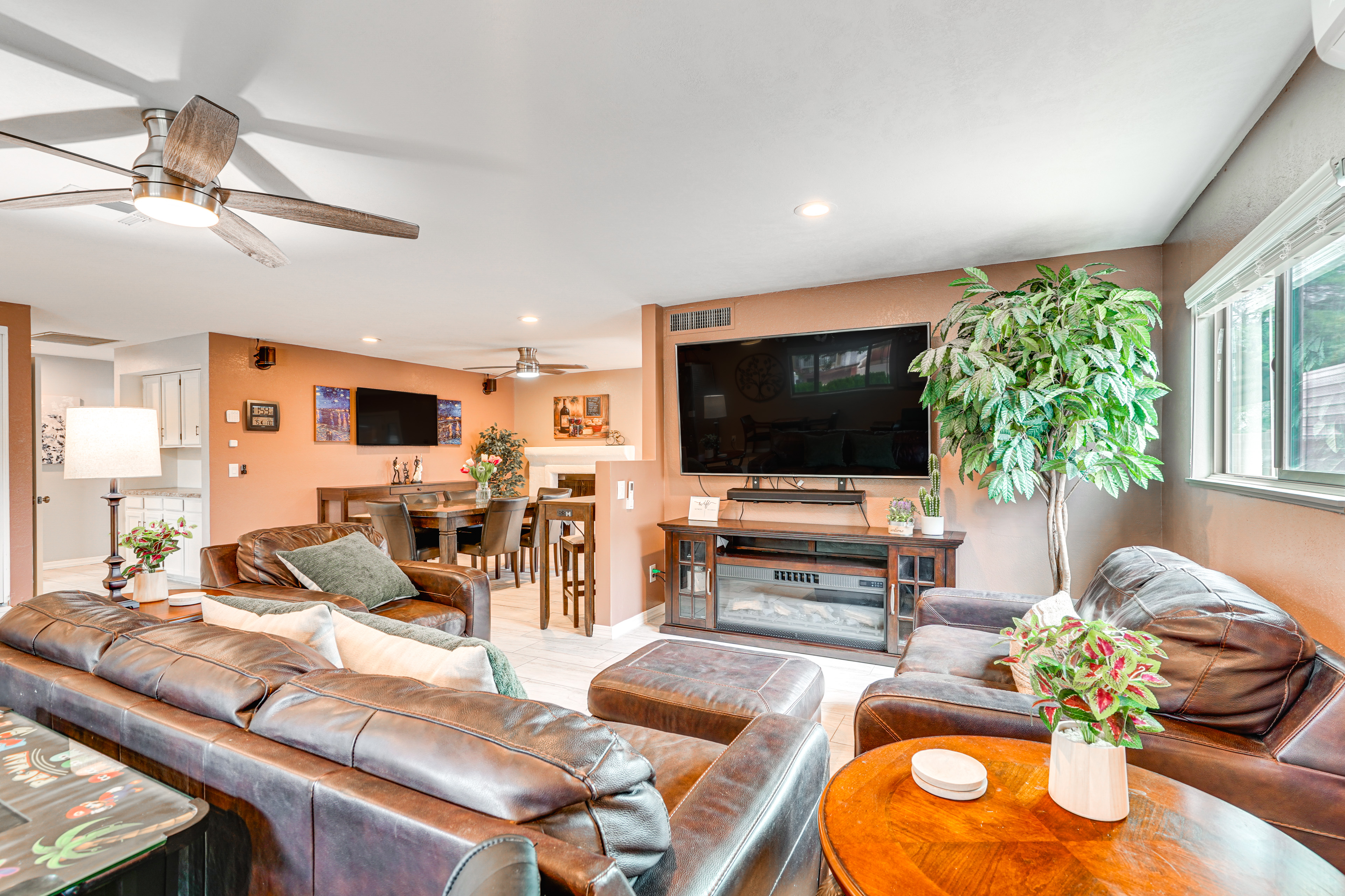 Roomy Tucson Home w/ Hot Tub & Pickleball Court!