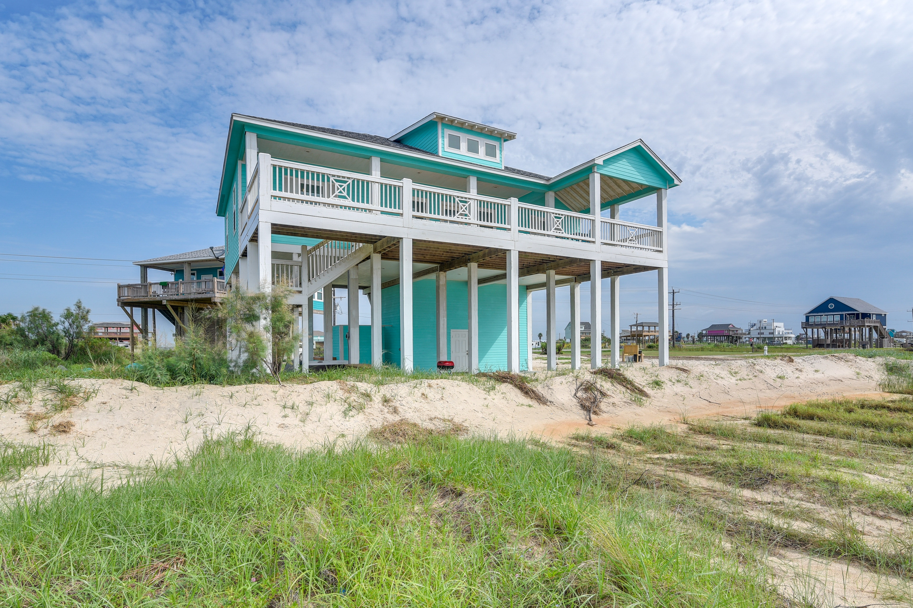 Hot Tub + Bay Views: Beachfront Gilchrist Retreat