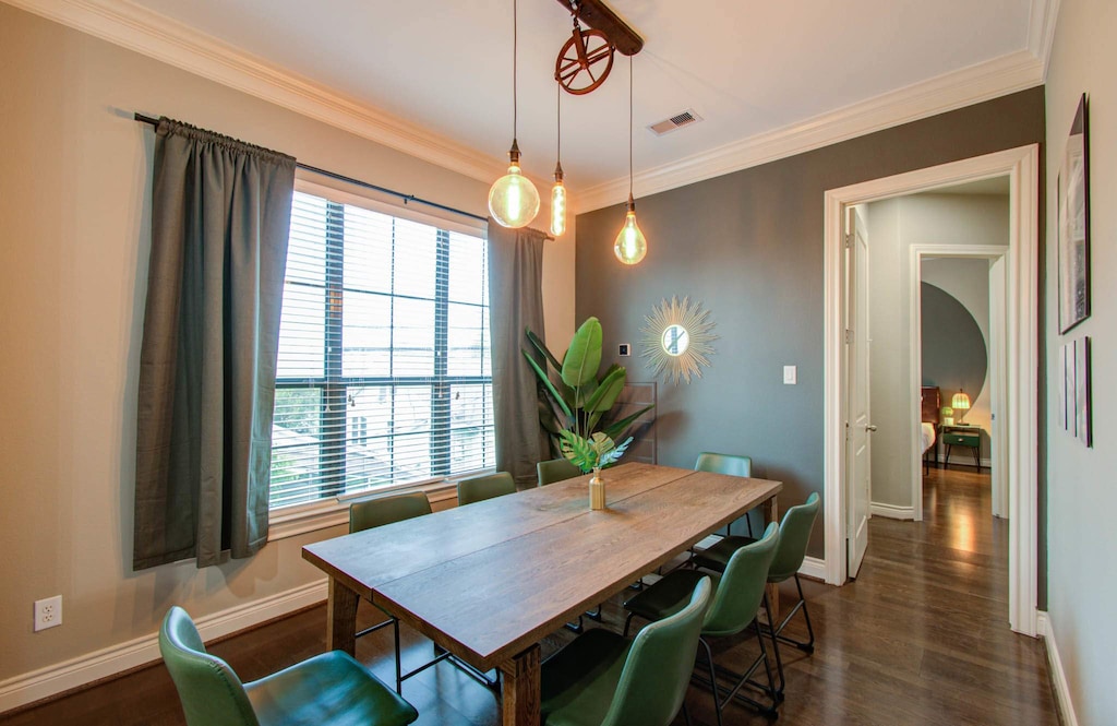 With beautiful green features, a lovely dinner table, and matching chairs for 8, this dining room has been designed to make a statement that’s as memorable as your stay here!