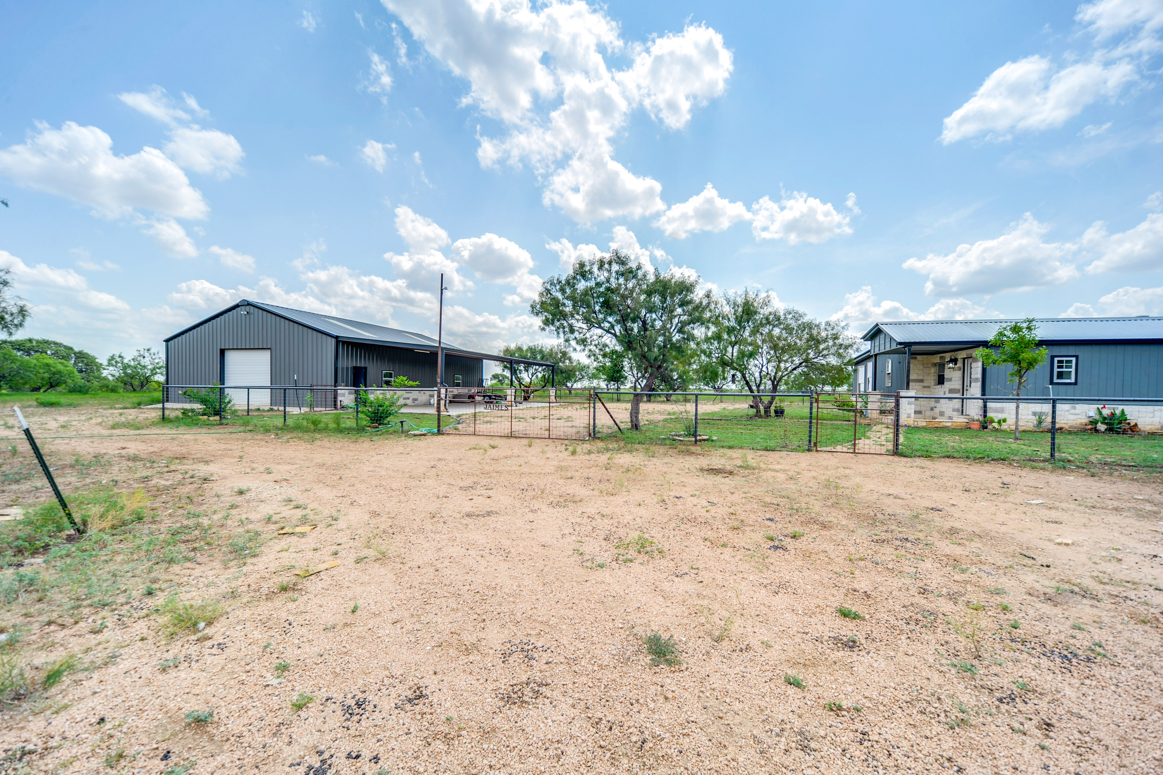 Countryside Texas Home w/ Fire Pit!