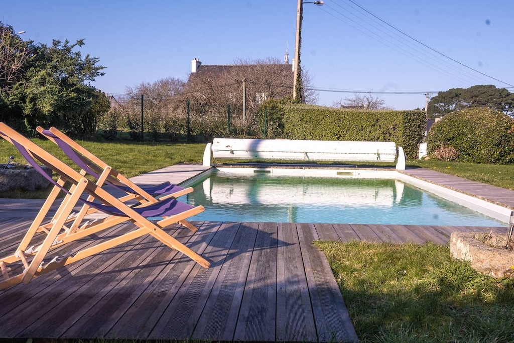 Rental in Perros-Guirec: renovated house, heated pool, 5 bedrooms, close to beaches and trails. Perfect for family vacations!