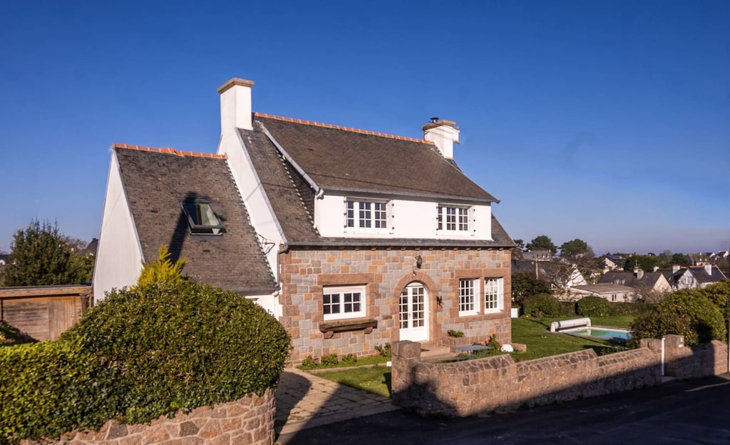 Rental in Perros-Guirec: renovated house, heated pool, 5 bedrooms, close to beaches and trails. Perfect for family vacations!