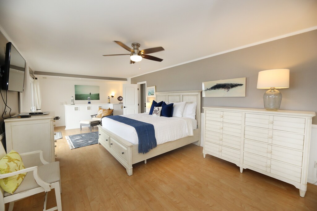 Spacious with loft with plenty of drawer space