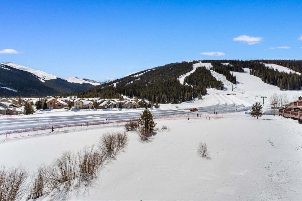 Enjoy the convenience of being close to the slopes. 