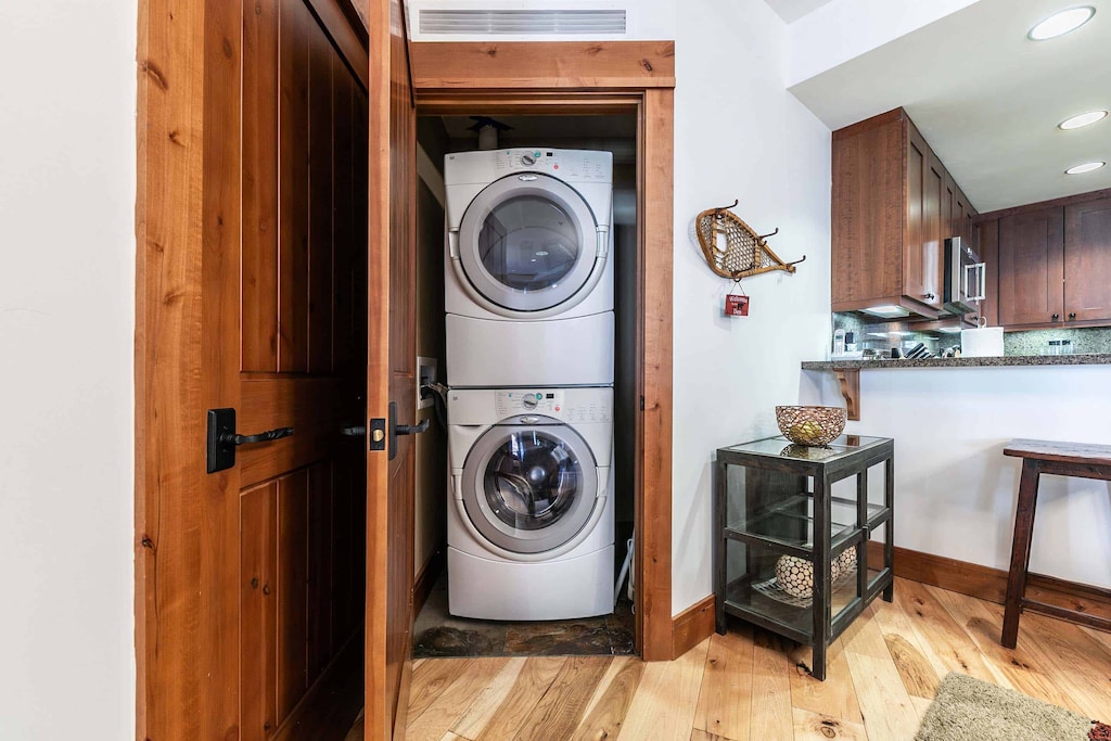 7001 Northstar Dr Unit 307-print-014-001-Interior-3360x2240-300dpi