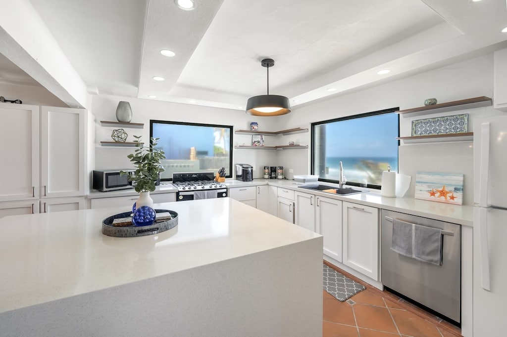  Fully equipped
 Stacked, double-door refrigerator
 Microwave oven, coffee maker and blender
 Double sink