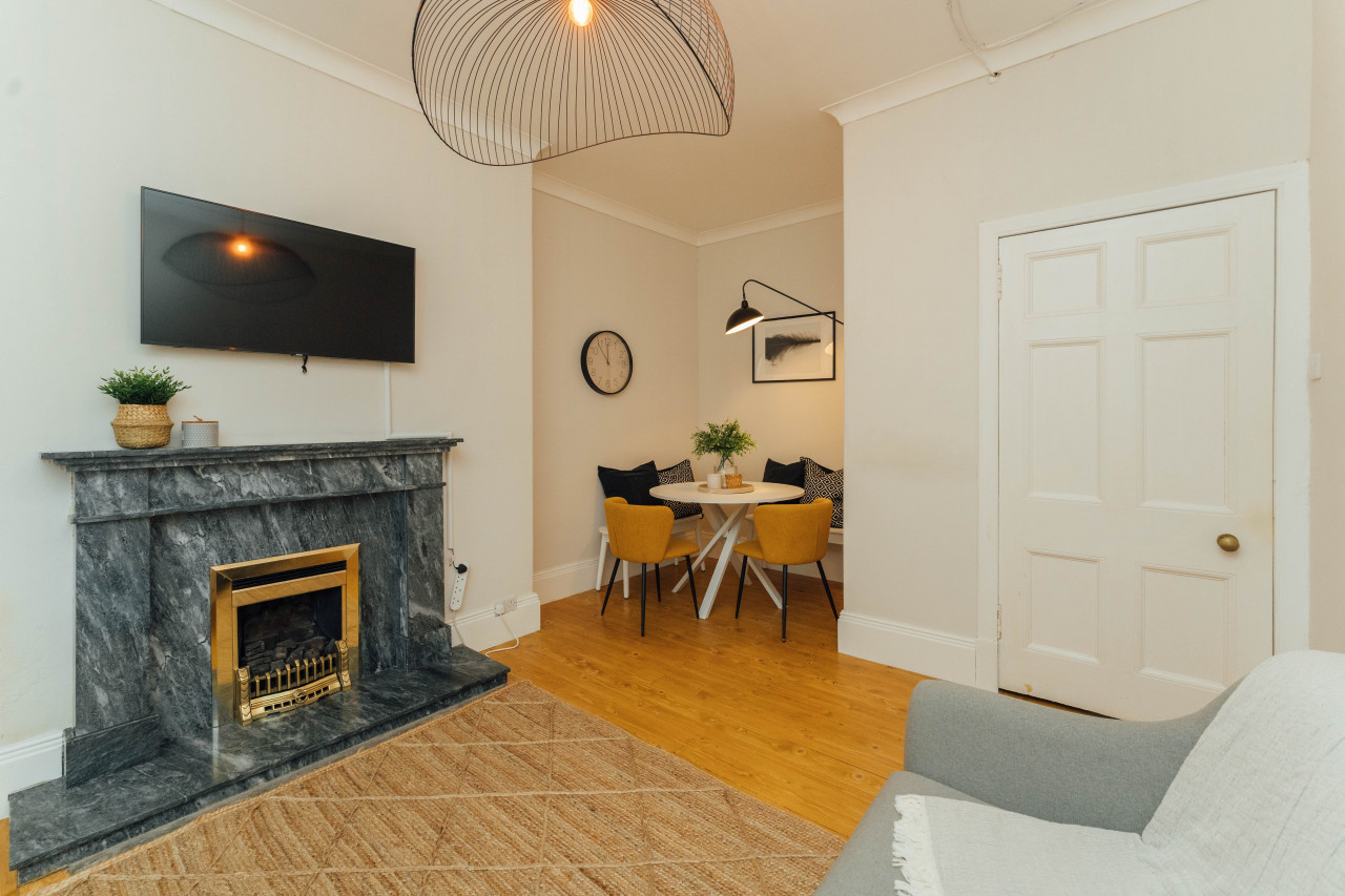 Property Image 1 - Beautifully Renovated 2 Bedroom Apartment