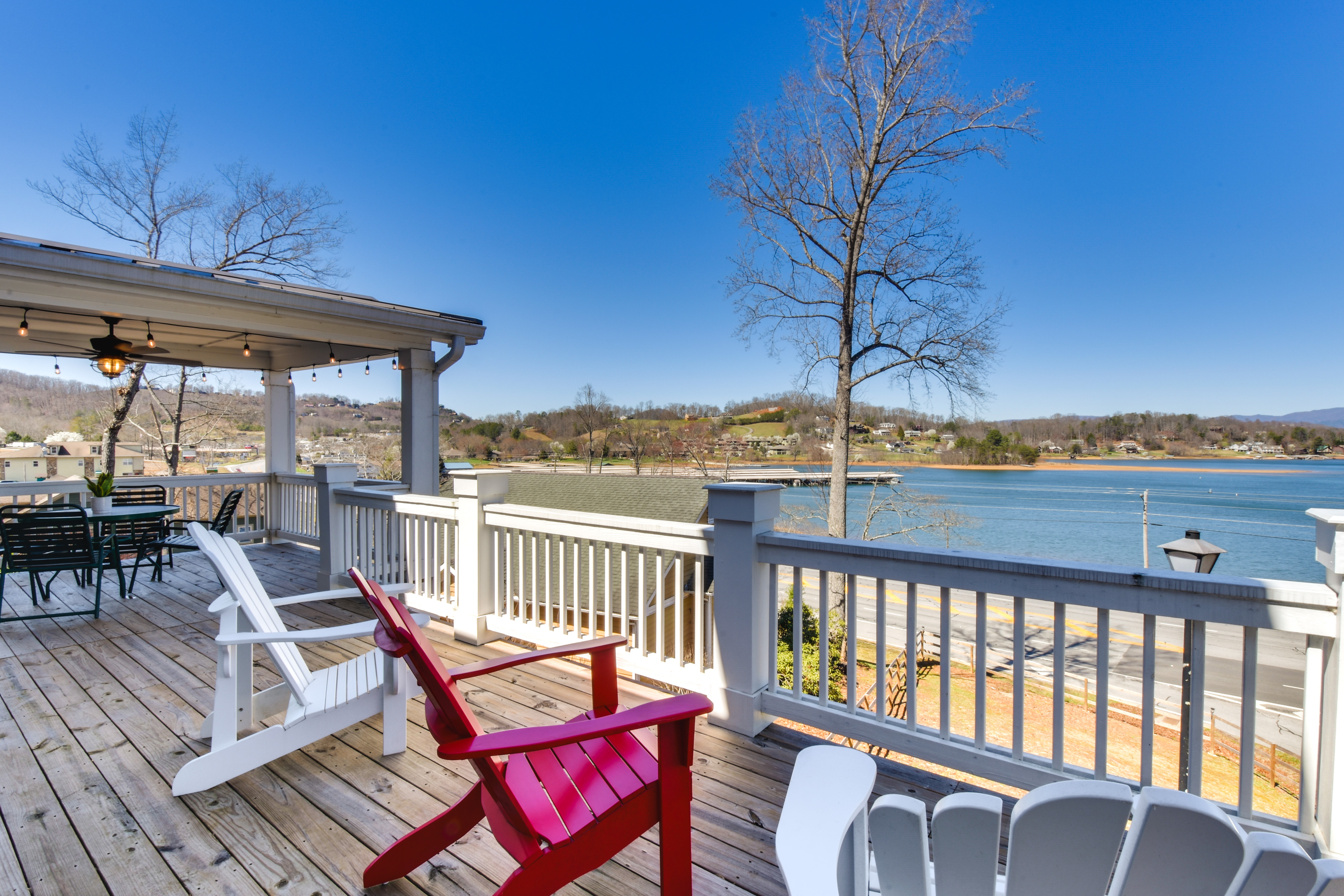 Lake Chatuge Escape: Ideal Location & Views!