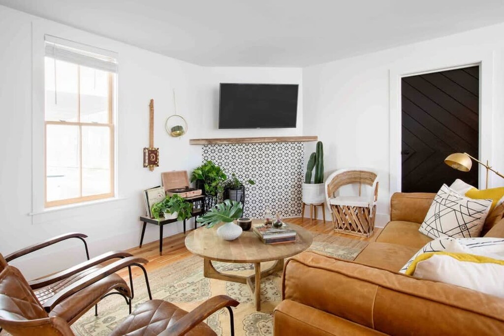 Comfortable Living Room with Cable TV and High-Speed Wireless throughout!