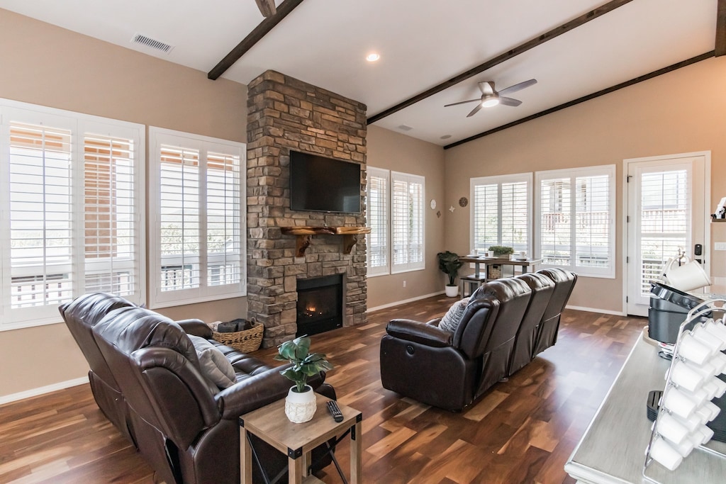 Wood flooring, ceiling fans, AC, Central heat, fireplace, and unobstructed views for miles. Enjoy your home away from home in Pine.