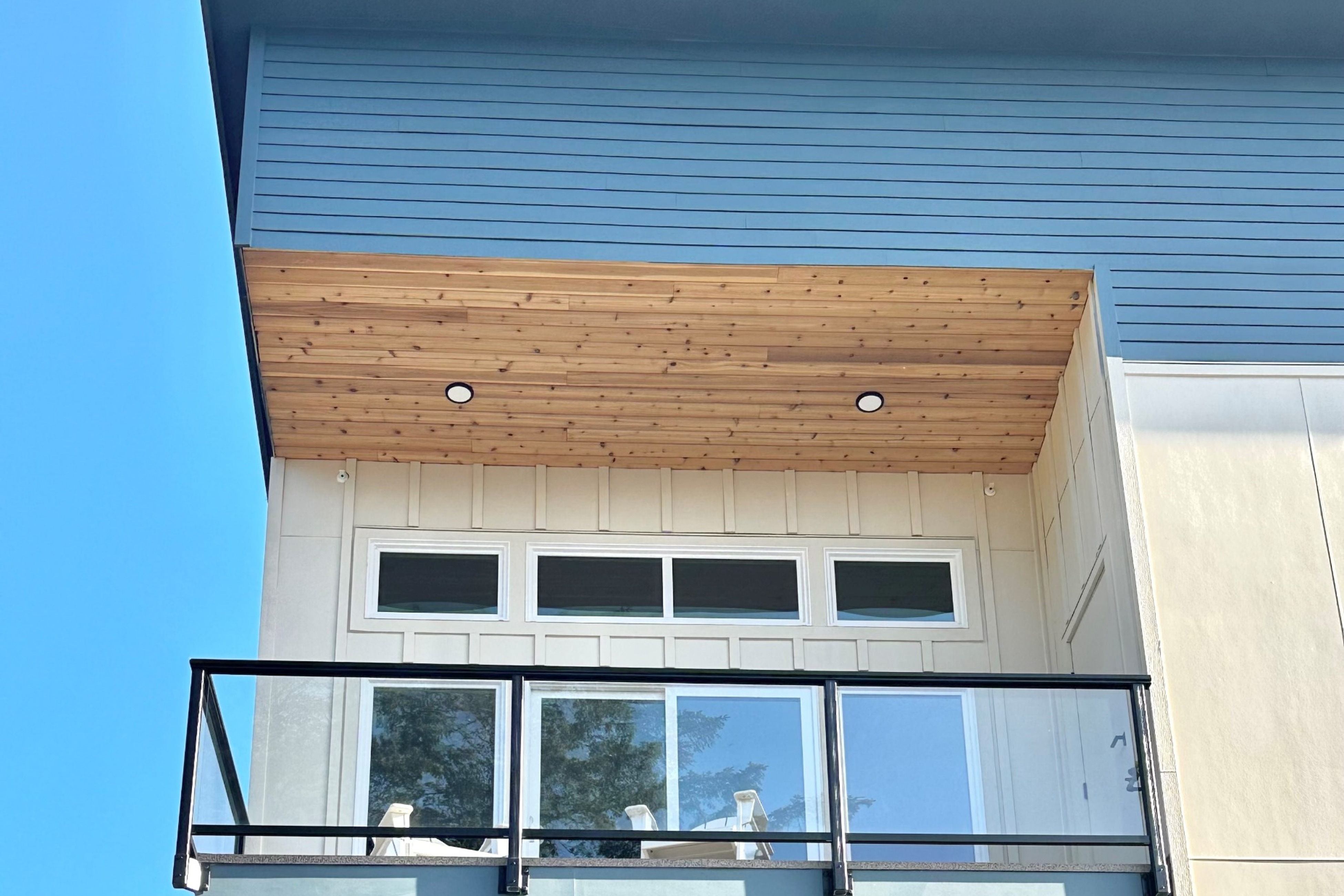 Bright, modern condo with balcony and WiFi, walking distance to ocean and town