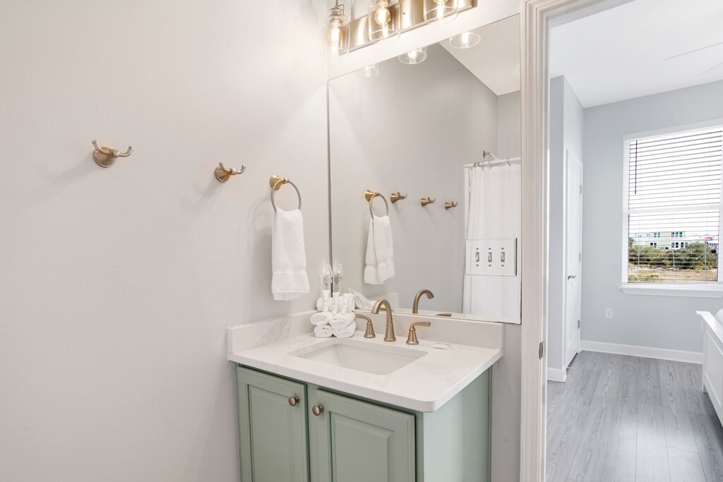 Private bathroom in Bedroom 6