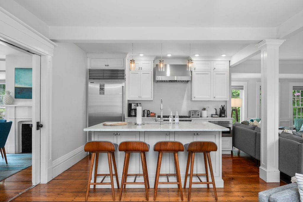 Fully equipped kitchen with seating for 4