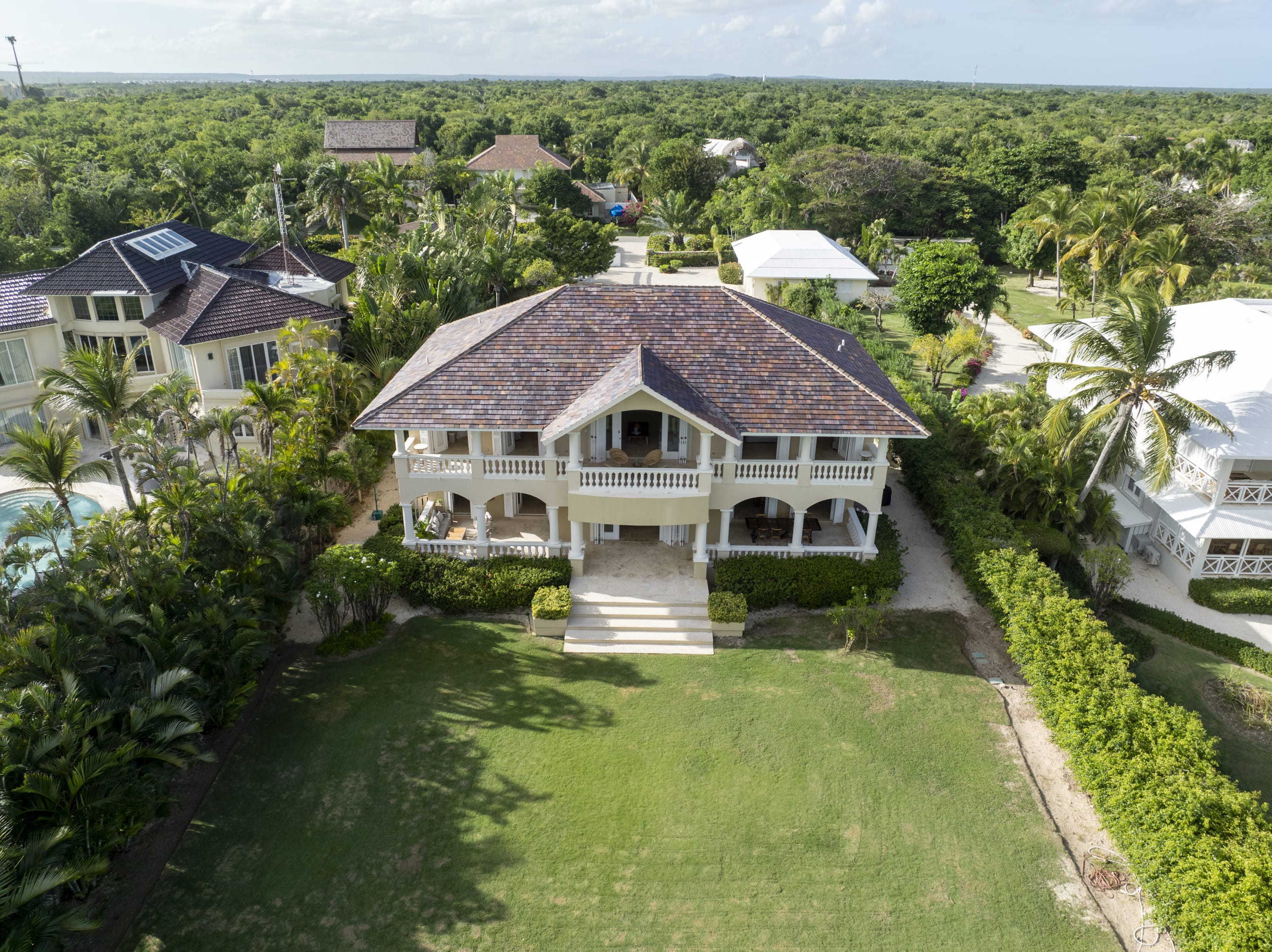 Property Image 2 - Oceanfront Oasis: 5-Bedroom Villa with Panoramic Ocean Views