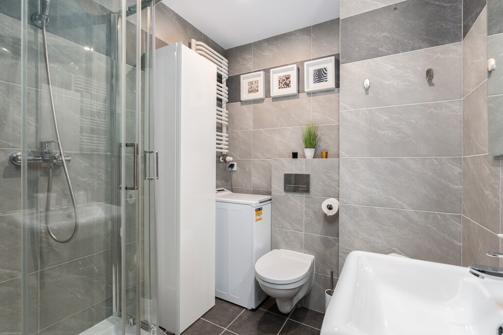 The bathroom featuring a sleek shower, welcoming toiletries set, and towels for comfortable stay.