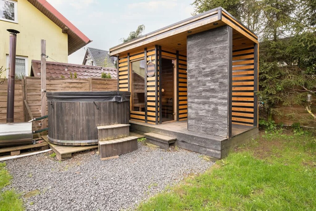 Garden with furniture and many amenities for guests.