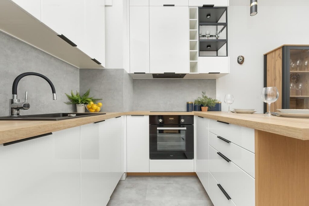 Modern, fully equipped kitchenette. 