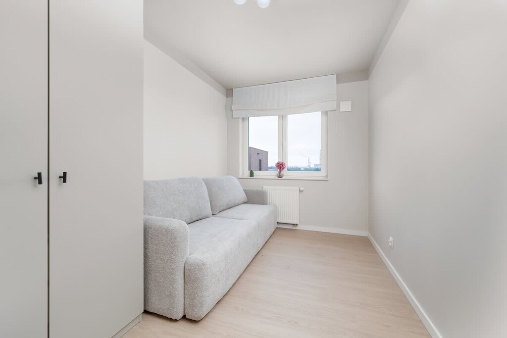 Bedroom with natural lighting
Quiet and comfortable space ideal for rest.