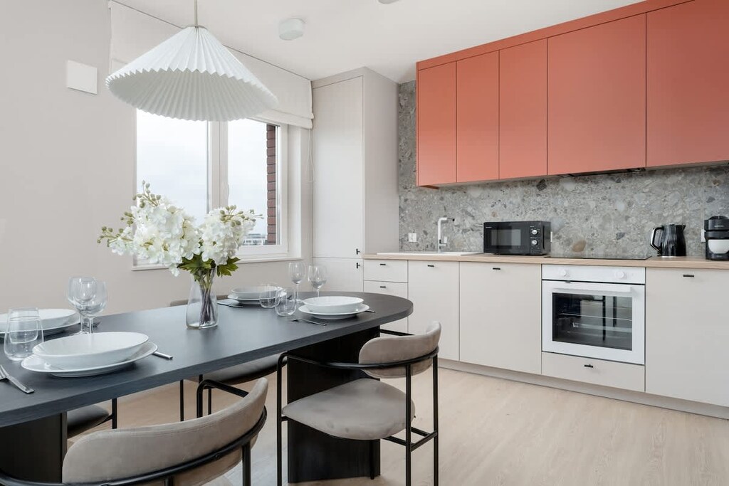 Kitchen and dining corner
Compact and modern, fully equipped with stylish cabinetry.