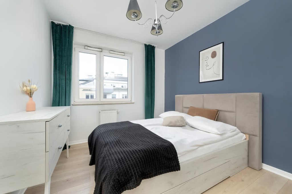  Bright and stylish space with twin beds, ideal for kids or friends.