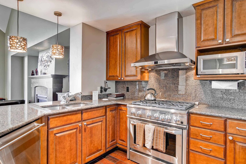 EastWestResorts_ASC402_Kitchen2