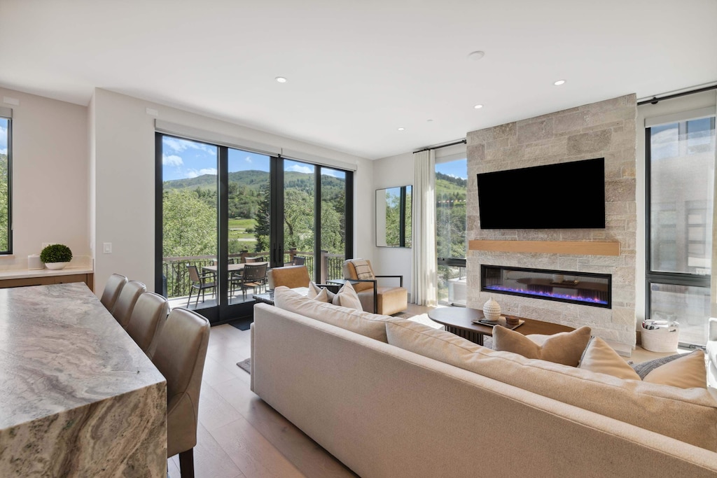 1720196485953-1673-8