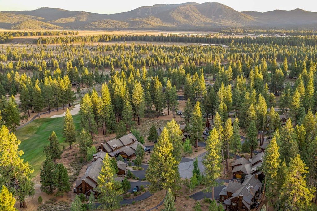 The Cottages at Old Greenwood are tucked into a quiet cul-de-sac, adjacent the 18th fairway at Old Greenwood, backdropped by Northstar.